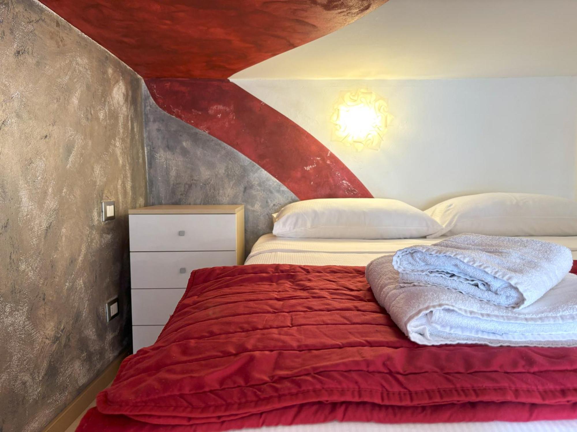 Red Velvet Apartment Trieste Bagian luar foto
